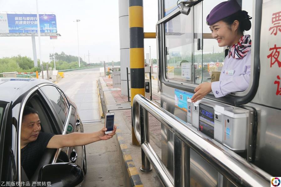 Trung Quốc: Nữ nhân viên soát vé cười đến 8.000 lần/ngày vẫn tươi như hoa, tài xế mong muốn nộp thêm phí - Ảnh 2. Trung Quốc: Nữ nhân viên soát vé cười đến 8.000 lần/ngày vẫn tươi như hoa, tài xế mong muốn nộp thêm phí - Ảnh 2.