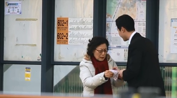 Ch&agrave;ng trai nhờ mọi người thắt hộ c&agrave;-vạt trong ng&agrave;y đầu xin việc, v&agrave; c&aacute;i kết sẽ khiến bạn thấy thật ấm l&ograve;ng - Ảnh 4.