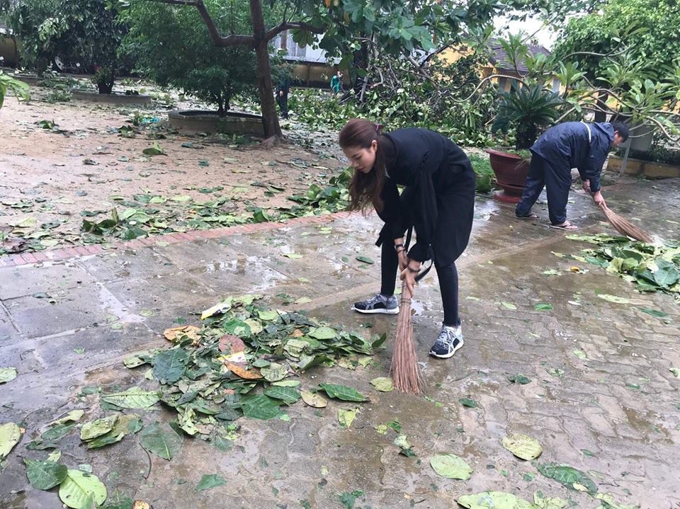 Phạm Hương về miền Trung giữa lúc bão lũ, quét sân phát quà giúp đỡ đồng bào - Ảnh 5. Phạm Hương về miền Trung giữa lúc bão lũ, quét sân phát quà giúp đỡ đồng bào - Ảnh 5.