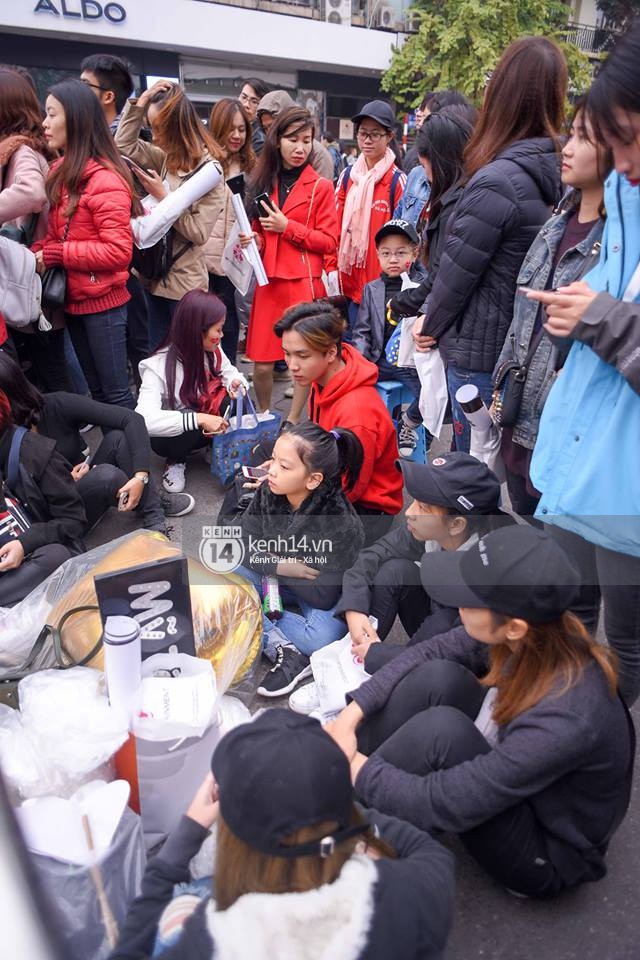 Fan Mỹ Tâm xếp hàng dài ở phố đi bộ Hồ Gươm chờ ký tặng từ sớm, nhảy flashmob vũ điệu say rượu tưng bừng - Ảnh 5.