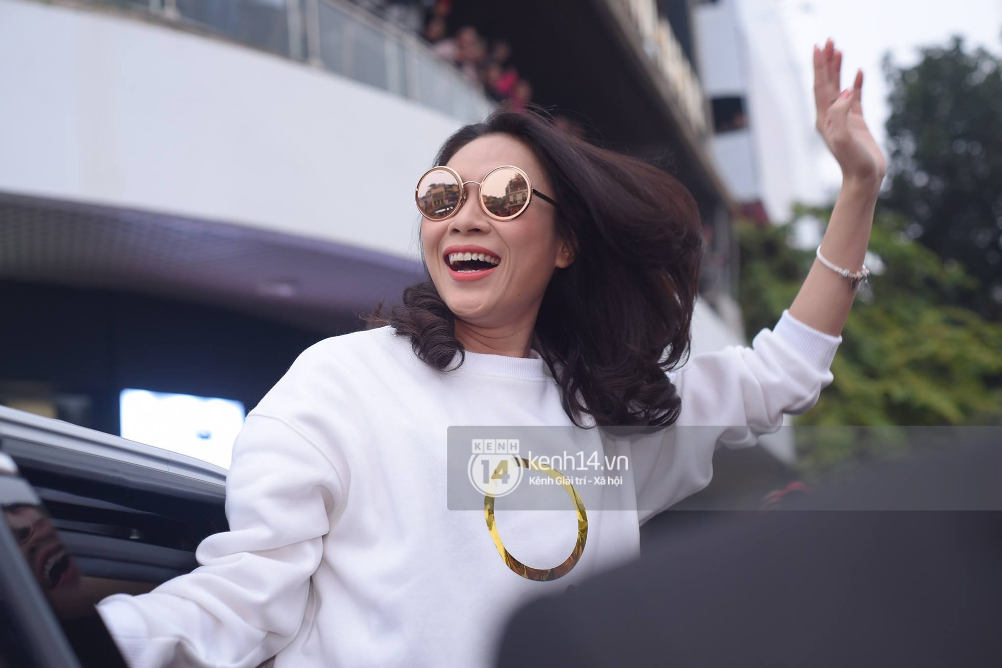 Người hâm mộ không ngừng hò reo phấn khích, phố đi bộ Hồ Gươm thất thủ khi Mỹ Tâm xuất hiện - Ảnh 9. Người hâm mộ không ngừng hò reo phấn khích, phố đi bộ Hồ Gươm thất thủ khi Mỹ Tâm xuất hiện - Ảnh 9.