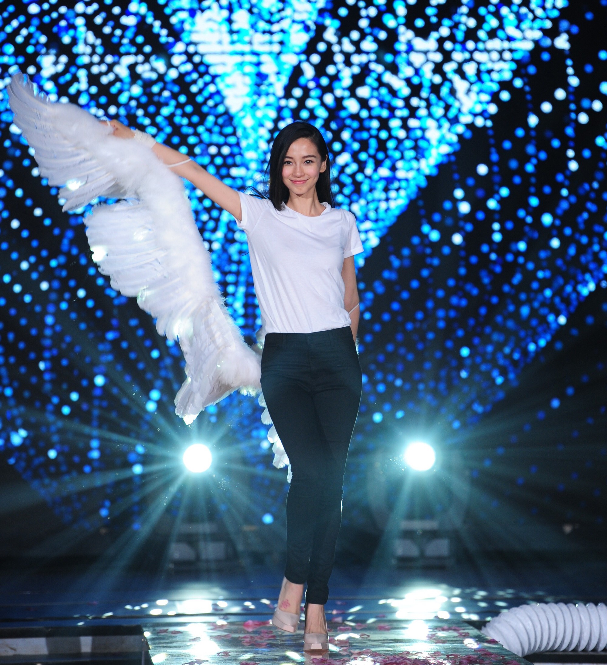 Hóa ra Dương Mịch, Angela Baby... đều đã từng đeo cánh ăn theo các thiên thần Victorias Secret và trổ tài catwalk - Ảnh 2. Hóa ra Dương Mịch, Angela Baby... đều đã từng đeo cánh ăn theo các thiên thần Victorias Secret và trổ tài catwalk - Ảnh 2.
