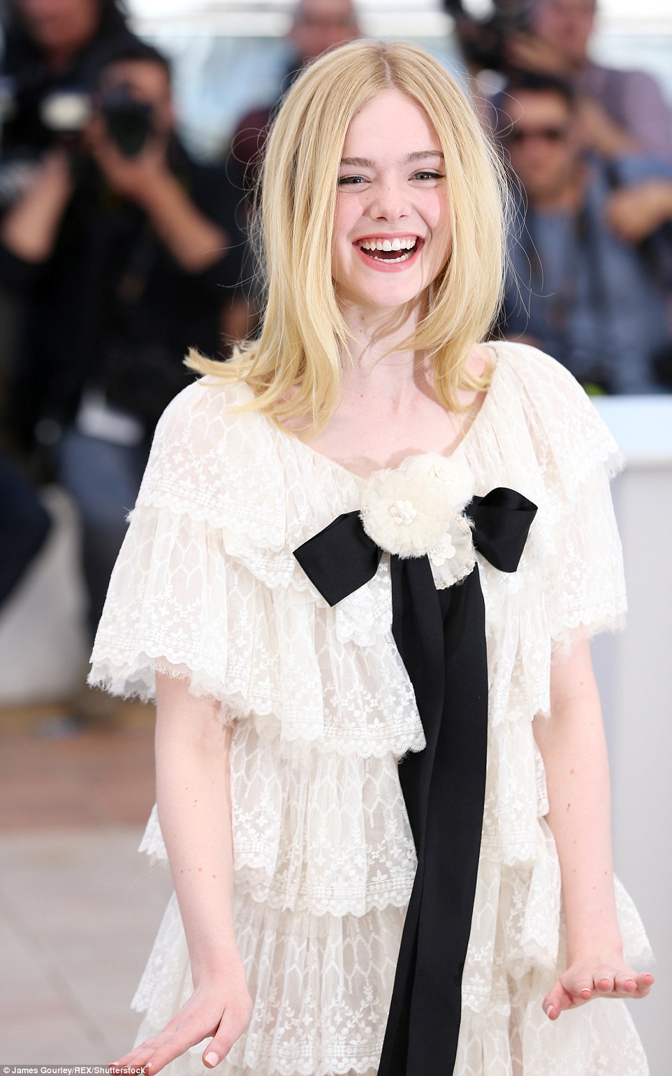 Tiên nữ giáng trần là câu miêu tả chính xác Elle Fanning tại LHP Cannes các năm! - Ảnh 6.