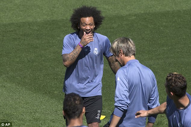 Ronaldo và đồng đội sành điệu trước bán kết lượt về Champions League - Ảnh 7.