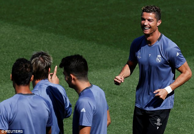 Ronaldo và đồng đội sành điệu trước bán kết lượt về Champions League - Ảnh 5.