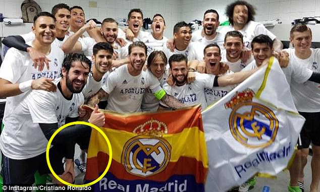 Ronaldo lại nhón chân, ăn gian chiều cao - Ảnh 1.