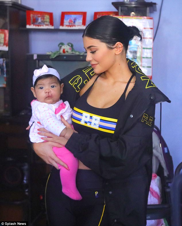 Đ&atilde; đẹp v&agrave; gợi cảm, Kylie Jenner c&ograve;n đ&aacute;ng y&ecirc;u tới mức bỏ 22 tỷ đồng gi&uacute;p trẻ em bất hạnh - Ảnh 1.