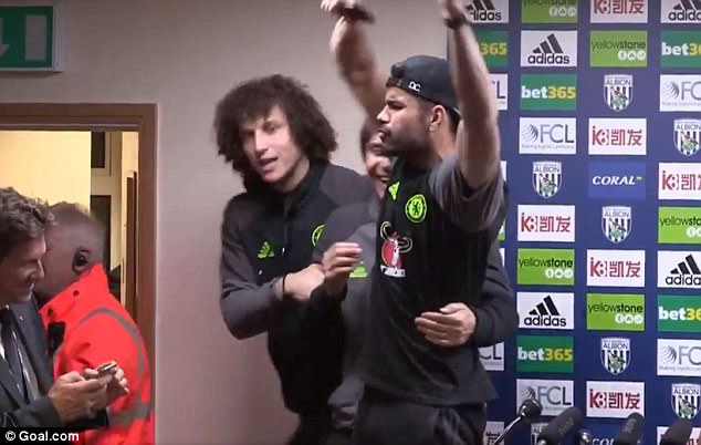 Costa và Luiz bắt cóc HLV Conte giữa buổi họp báo - Ảnh 3.