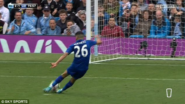 Tại sao trọng t&agrave;i từ chối b&agrave;n thắng penalty của Mahrez trước Man City - Ảnh 1.