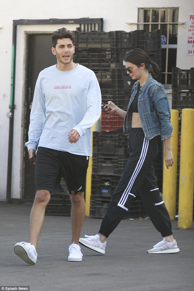 Kendall Jenner ng&atilde; sấp mặt xuống đường trong l&uacute;c l&aacute;i xe đạp - Ảnh 2.