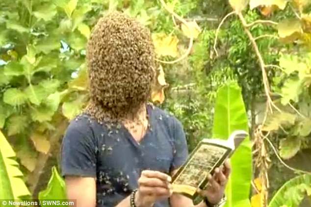 Để 60.000 con ong bâu kín mặt, chàng trai vẫn thản nhiên nói chuyện đọc sách - Ảnh 3.