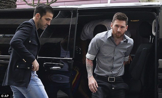 Messi sơ mi đóng thùng đến khai trương shop giày của Antonella và vợ Suarez - Ảnh 3.