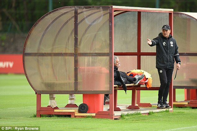 Mourinho nằm dài trên ghế, không buồn xem cầu thủ Man Utd luyện tập - Ảnh 2.