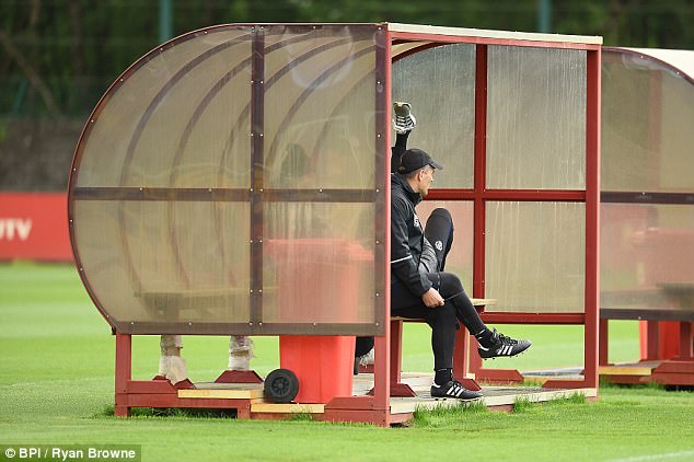 Mourinho nằm dài trên ghế, không buồn xem cầu thủ Man Utd luyện tập - Ảnh 3.