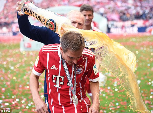 Lahm, Xabi Alonso bị đổ bia lên người trong trận cuối cùng sự nghiệp - Ảnh 6.