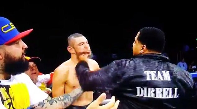 Võ sĩ boxing ngơ ngác khi chú của đối thủ cho một đấm vào mặt - Ảnh 2.