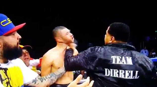 Võ sĩ boxing ngơ ngác khi chú của đối thủ cho một đấm vào mặt - Ảnh 3.