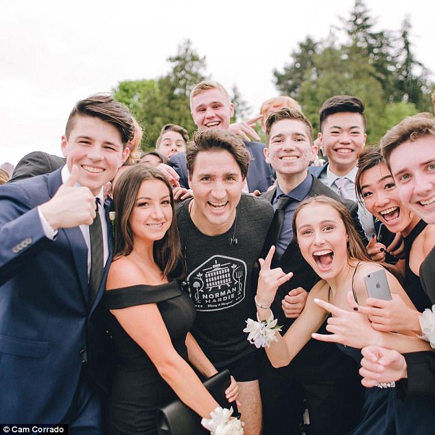 Đang chạy bộ, Thủ tướng điển trai của Canada bị kéo vào chụp ảnh cùng dàn trai xinh gái đẹp - Ảnh 2.