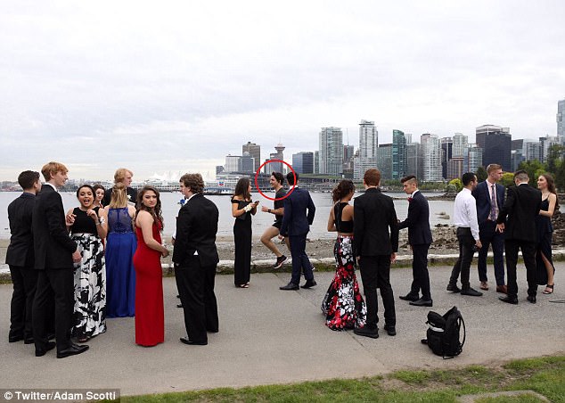 Đang chạy bộ, Thủ tướng điển trai của Canada bị kéo vào chụp ảnh cùng dàn trai xinh gái đẹp - Ảnh 1.