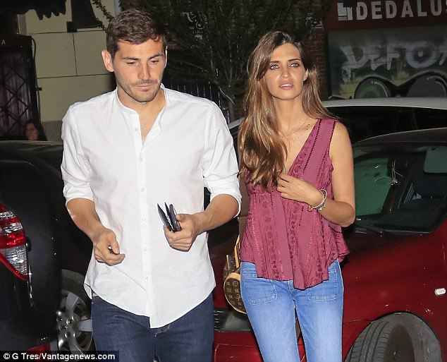Thánh Iker Casillas đi ăn tối với vợ xinh giữa tin đồn ký hợp đồng với Liverpool - Ảnh 1.