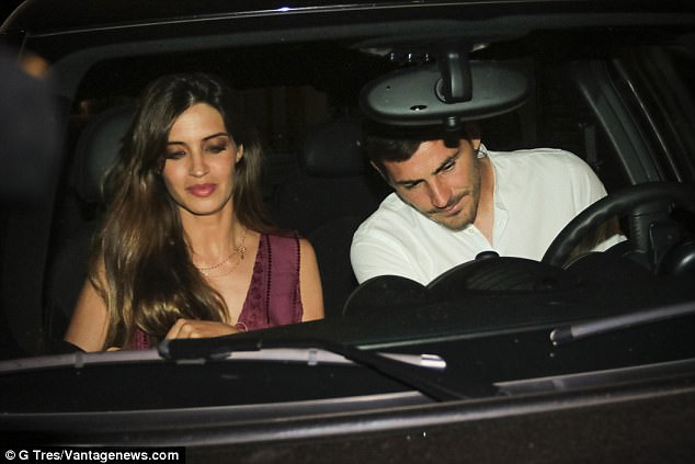 Thánh Iker Casillas đi ăn tối với vợ xinh giữa tin đồn ký hợp đồng với Liverpool - Ảnh 2.