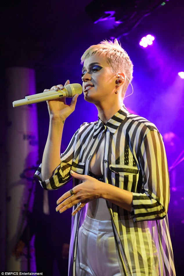Katy Perry khóc nấc tưởng nhớ các nạn nhân trong vụ đánh bom concert Ariana Grande - Ảnh 3.