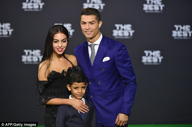 Bạn gái Ronaldo bị photoshop to bụng bất thường? - Ảnh 9.