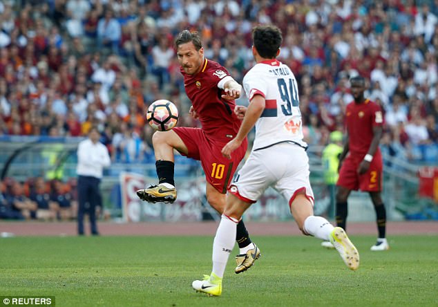 Hoàng tử Francesco Totti khóc nức nở trên vai vợ trong ngày chia tay AS Roma - Ảnh 3.