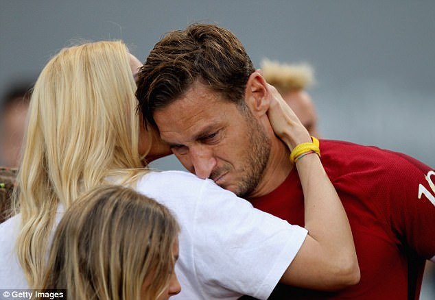 Hoàng tử Francesco Totti khóc nức nở trên vai vợ trong ngày chia tay AS Roma - Ảnh 8.