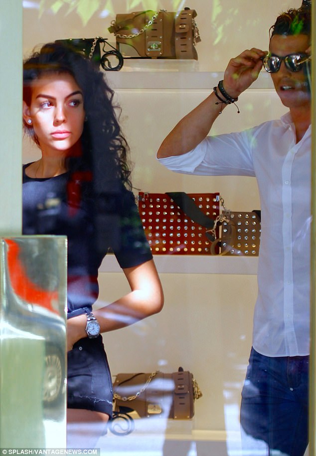 Bạn gái Ronaldo bị photoshop to bụng bất thường? - Ảnh 7. Bạn gái Ronaldo bị photoshop to bụng bất thường? - Ảnh 7.