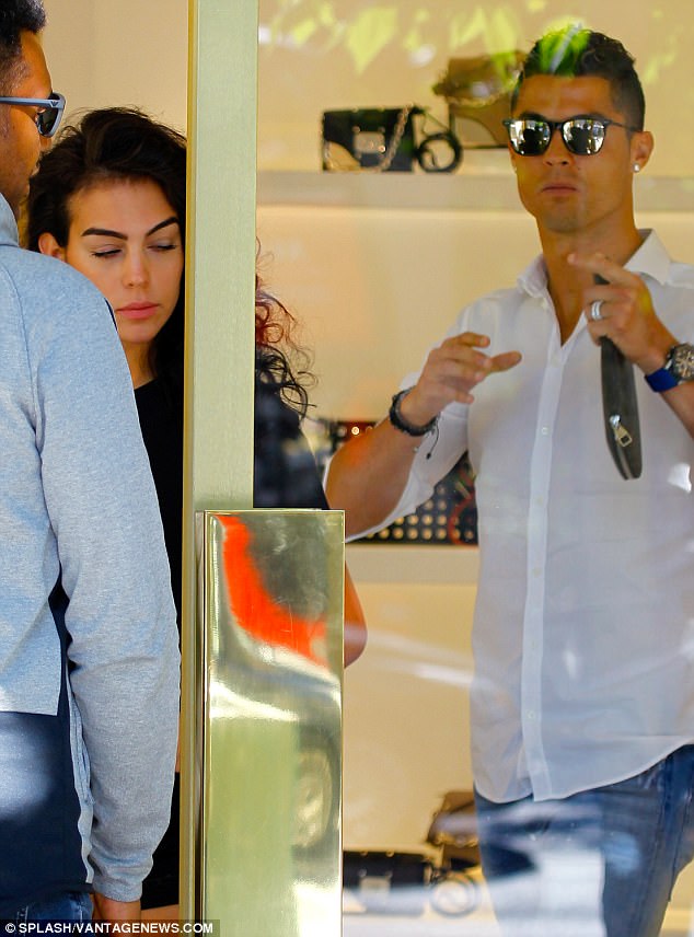 Bạn gái Ronaldo bị photoshop to bụng bất thường? - Ảnh 6. Bạn gái Ronaldo bị photoshop to bụng bất thường? - Ảnh 6.