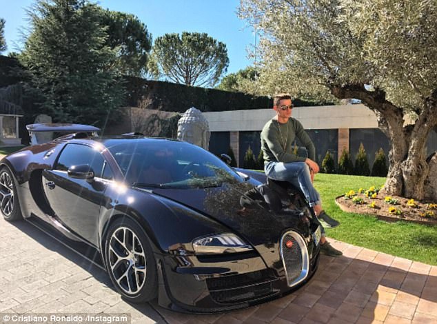 5 giờ đá bóng, Ronaldo mua được siêu xe Bugatti Veyron 53 tỷ đồng - Ảnh 1.