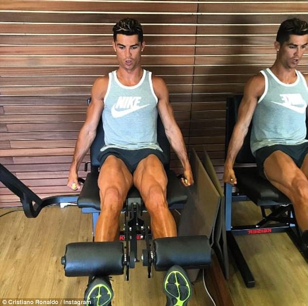 Ronaldo thuê du thuyền đưa bạn gái và con trai đi nghỉ mát - Ảnh 10.