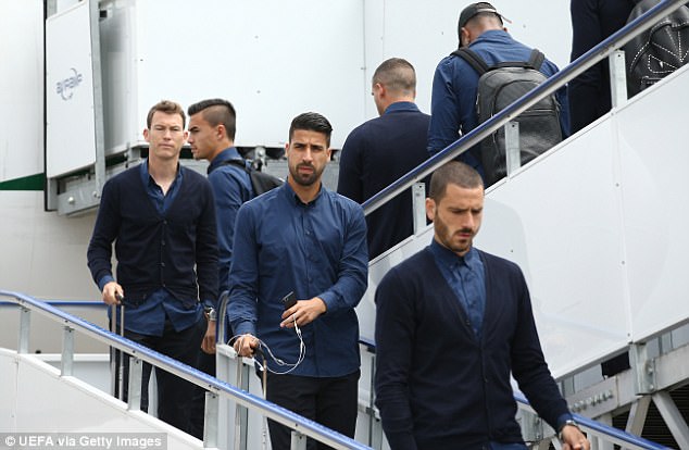 Dàn trai đẹp Juventus lên đồ thời trang khi đến xứ Wales - Ảnh 5.