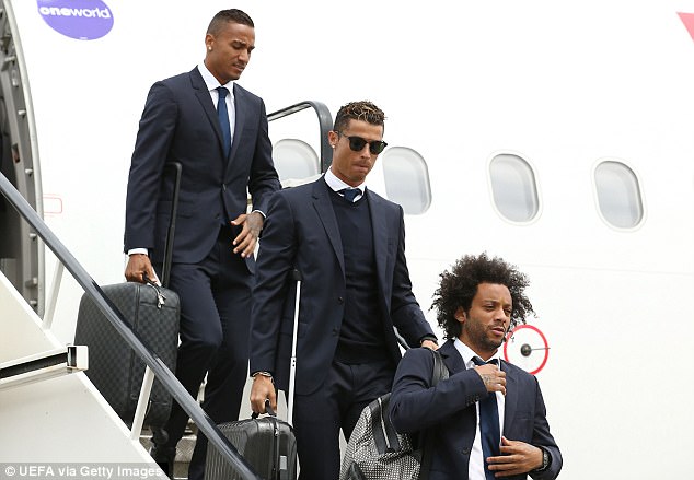 Ronaldo v&agrave; đồng đội đổ bộ xứ Wales, chuẩn bị đ&aacute; chung kết - Ảnh 1.