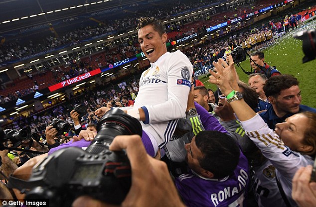 Ronaldo bật khóc sau khi hóa siêu anh hùng giúp Real vô địch Champions League - Ảnh 8.