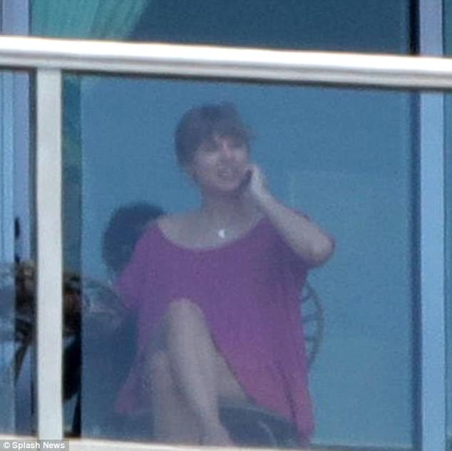 Taylor Swift lộ ảnh cười nói hạnh phúc bên bạn trai mới tại quê nhà - Ảnh 2.