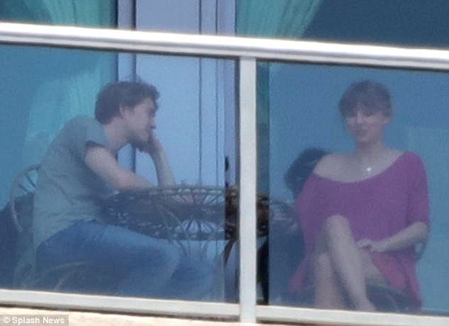 Taylor Swift lộ ảnh cười nói hạnh phúc bên bạn trai mới tại quê nhà - Ảnh 3.