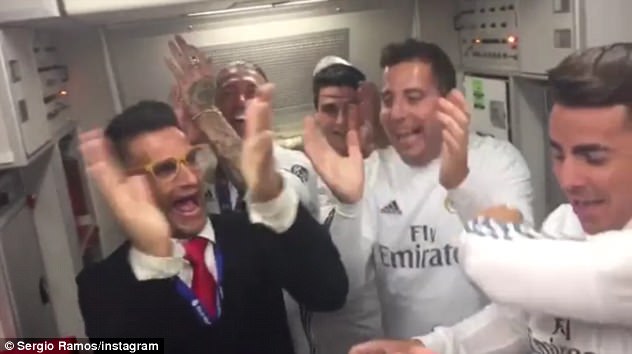 Cầu thủ Real ca hát, quẩy tưng bừng trên máy bay về Madrid - Ảnh 2.