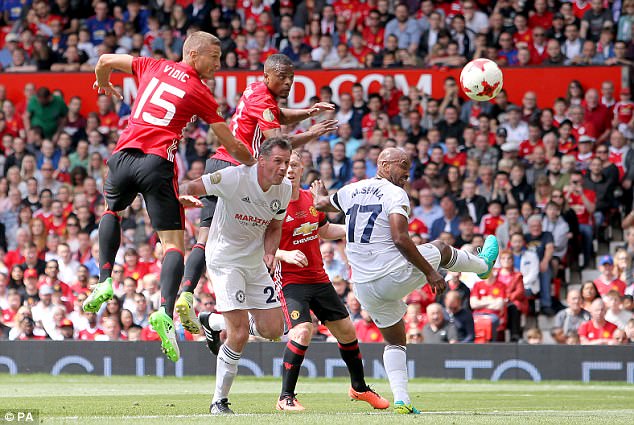 D&agrave;n sao Man Utd một thời tề tựu trong trận đấu t&ocirc;n vinh Carrick - Ảnh 9.