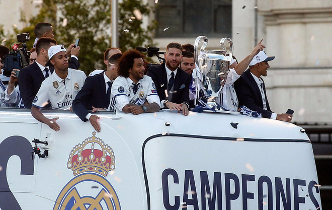Ronaldo khoe tóc mới, Ramos đội vương miện trong lễ rước Cúp Champions League - Ảnh 10.