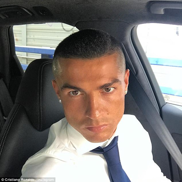 Ronaldo trông như tài xế Uber - Ảnh 1.