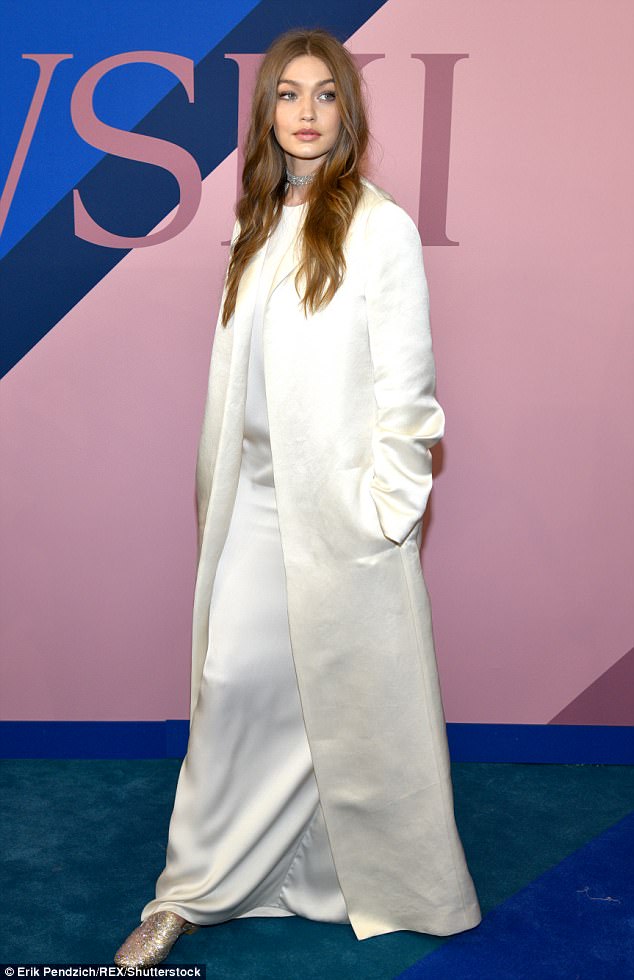 Gigi Hadid xinh đẹp, tươi trẻ hơn cả Bella trên thảm đỏ dù lớn tuổi hơn em gái - Ảnh 1.