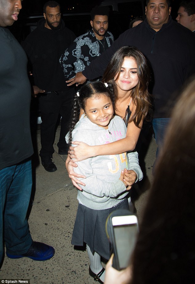 Selena Gomez quá gợi cảm trên phố, khiến The Weeknd cũng ngỡ ngàng - Ảnh 6.