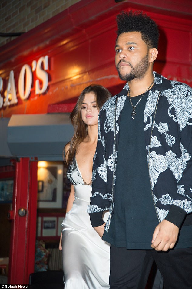 Selena Gomez quá gợi cảm trên phố, khiến The Weeknd cũng ngỡ ngàng - Ảnh 5.