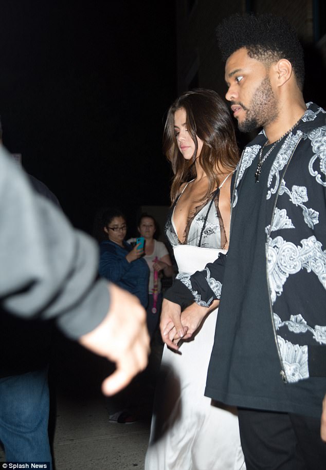 Selena Gomez quá gợi cảm trên phố, khiến The Weeknd cũng ngỡ ngàng - Ảnh 2.