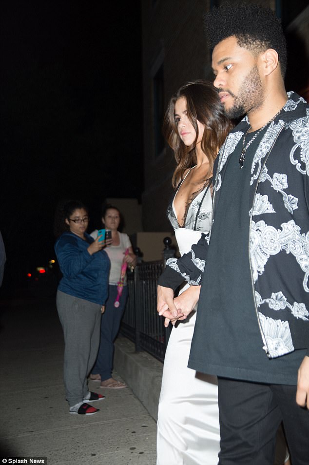 Selena Gomez quá gợi cảm trên phố, khiến The Weeknd cũng ngỡ ngàng - Ảnh 3.