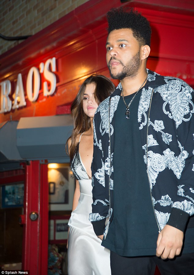 Selena Gomez quá gợi cảm trên phố, khiến The Weeknd cũng ngỡ ngàng - Ảnh 4.