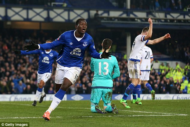 Premier League: Khi chữ Nhẫn đ&aacute;ng gi&aacute;&hellip; trăm triệu bảng - Ảnh 1.