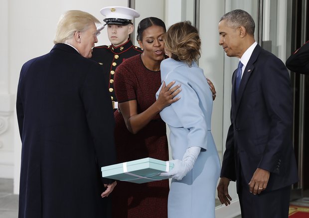 Bức ảnh chuyển giao quyền lực đáng nhớ: Vợ chồng ông Obama đón tiếp Tổng thống Donald Trump cùng bà Melania trước Nhà Trắng - Ảnh 3.